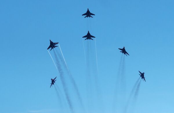 Pour célébrer le 105e anniversaire des forces aérospatiales russes, les pilotes du groupe de voltige Strizhi, composé de chasseurs MiG-29, se sont envolés dans le ciel de Saint-Pétersbourg. - Sputnik Afrique