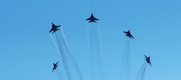 Le groupe de voltige Strizhi dans le ciel de Saint-Pétersbourg. - Sputnik Afrique