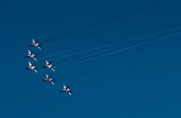 Pour célébrer le 105e anniversaire des forces aérospatiales russes, les pilotes du groupe de voltige Strizhi, composé de chasseurs MiG-29, se sont envolés dans le ciel de Saint-Pétersbourg. - Sputnik Afrique