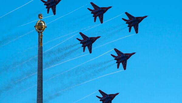 Pour célébrer le 105e anniversaire des forces aérospatiales russes, les pilotes du célèbre groupe de voltige Strizhi, composé de chausseurs MiG-29, se sont envolés dans le ciel de Saint-Pétersbourg. - Sputnik Afrique