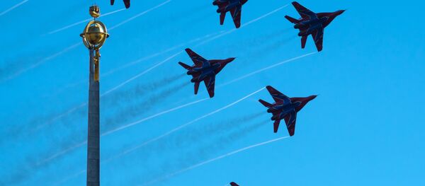 Pour célébrer le 105e anniversaire des forces aérospatiales russes, les pilotes du célèbre groupe de voltige Strizhi, composé de chausseurs MiG-29, se sont envolés dans le ciel de Saint-Pétersbourg. - Sputnik Afrique