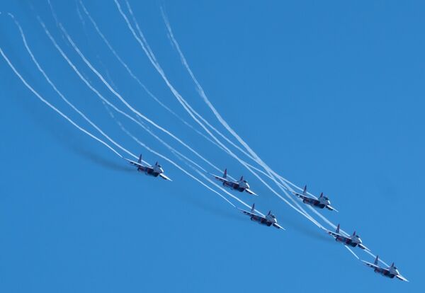 Pour célébrer le 105e anniversaire des forces aérospatiales russes, les pilotes du groupe de voltige Strizhi, composé de chasseurs MiG-29, se sont envolés dans le ciel de Saint-Pétersbourg. - Sputnik Afrique