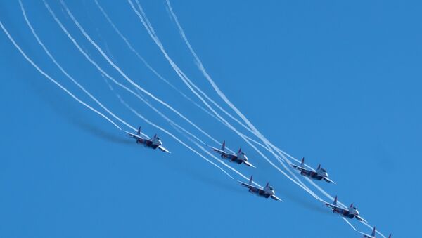 Pour célébrer le 105e anniversaire des forces aérospatiales russes, les pilotes du groupe de voltige Strizhi, composé de chasseurs MiG-29, se sont envolés dans le ciel de Saint-Pétersbourg. - Sputnik Afrique
