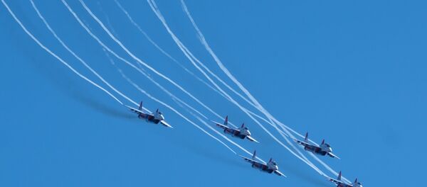 Pour célébrer le 105e anniversaire des forces aérospatiales russes, les pilotes du groupe de voltige Strizhi, composé de chasseurs MiG-29, se sont envolés dans le ciel de Saint-Pétersbourg. - Sputnik Afrique