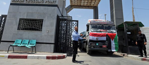 Palestinian policemen loyal to Hamas stand guard as fuel tankers enter Gaza through the Rafah border between Egypt and southern Gaza Strip June 21, 2017. - Sputnik Afrique