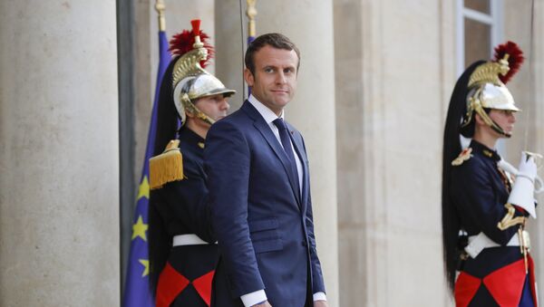 French president Emmanuel Macron waits for the arrival of his Mexican counterpart for their meeting and dinner on July 6, 2017 at the Elysee palace in Paris. - Sputnik Afrique
