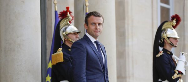French president Emmanuel Macron waits for the arrival of his Mexican counterpart for their meeting and dinner on July 6, 2017 at the Elysee palace in Paris. - Sputnik Afrique