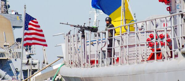 The Ukrainian Navy Hetman Sahaidachnyi frigate (R) and United States Navy missile destroyer Donald Cook (DDG-75) are moored near one another during the international drill Sea Breeze-2015 which officially begins in southern Ukrainian city of Odessa, on September 1, 2015. - Sputnik Afrique