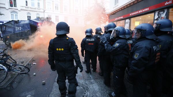 German riot police stand to guard protests during the G20 summit in Hamburg, Germany, July 7, 2017 - Sputnik Afrique