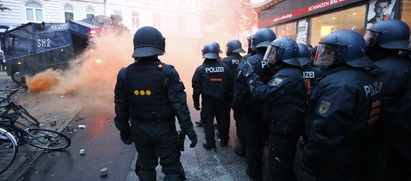 German riot police stand to guard protests during the G20 summit in Hamburg, Germany, July 7, 2017 - Sputnik Afrique