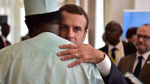 French President Emmanuel Macron (C) hugs Chad president Idriss Deby (L) during a G5 Sahel summit, in Bamako, on July 2, 2017, to boost Western backing for a regional anti-jihadist force for the Sahel region amid mounting insecurity and cross-border trafficking. - Sputnik Afrique