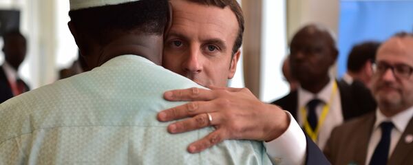 Emmanuel Macron et Idriss Déby lors d'un sommet du G5 Sahel, le 2 juillet 2017 - Sputnik Afrique
