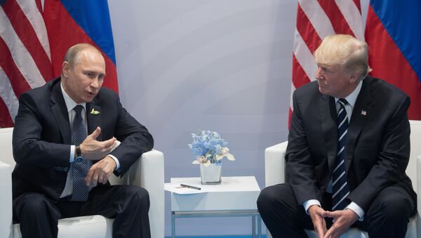 7 июля 2017. Президент РФ Владимир Путин и президент США Дональд Трамп (справа) во время беседы на полях саммита лидеров Группы двадцати G20 в Гамбурге. - Sputnik Afrique
