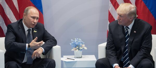 7 июля 2017. Президент РФ Владимир Путин и президент США Дональд Трамп (справа) во время беседы на полях саммита лидеров Группы двадцати G20 в Гамбурге. - Sputnik Afrique
