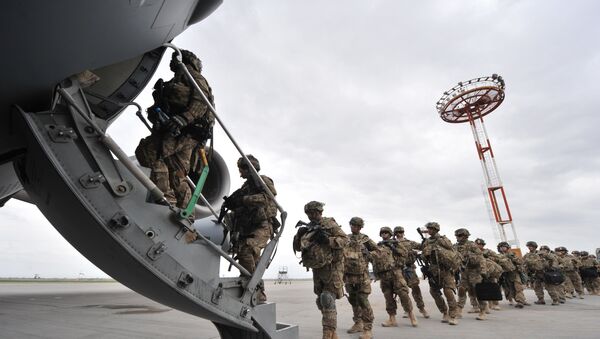 Des soldats US montent à bord d'un avion (archive photo) - Sputnik Afrique