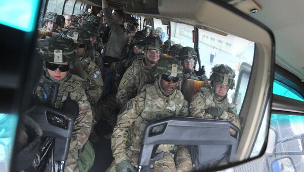 US Soldiers from the 234th Infantry Division, Fort Riley, Kansas are seen in a coach mirror before boarding a plane to Afghanistan from the US transit center Manas 30kms from Bishkek on April 15, 2011. - Sputnik Afrique