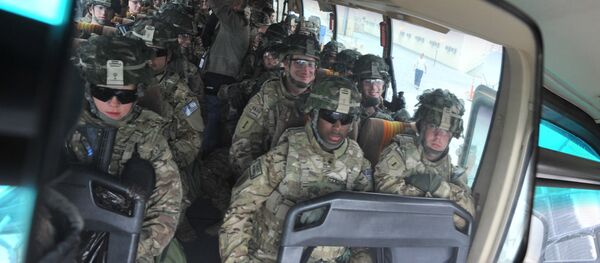 US Soldiers from the 234th Infantry Division, Fort Riley, Kansas are seen in a coach mirror before boarding a plane to Afghanistan from the US transit center Manas 30kms from Bishkek on April 15, 2011. - Sputnik Afrique