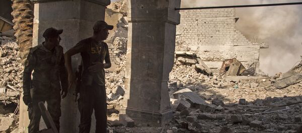 Members of the Iraqi forces stand behind a pillar as smoke plumes billow in the background, during the offensive against Islamic State (IS) group fighters in the Old City of Mosul, on July 10, 2017. Members of the Iraqi forces stand behind a pillar as smoke plumes billow in the background, during the offensive against Islamic State (IS) group fighters in the Old City of Mosul, on July 10, 2017. - Sputnik Afrique