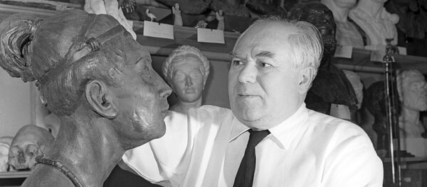 Профессор Михаил Герасимов работает над восстановлением головы женщины бронзового века - Sputnik Afrique