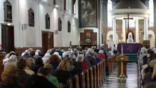 A priest takes mass at St Mary's Roman Catholic Church in Belfast, Northern Ireland. (File) - Sputnik Afrique