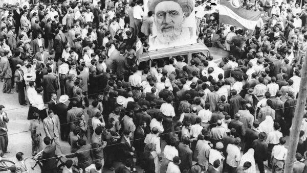Des foules de partisans du Premier ministre Mossadegh se rassemblent autour d'un immense portrait de Mullah Kashani, l'un des puissants partisans du régime de Mossadegh, à Téhéran, le 13 décembre 1951 - Sputnik Afrique