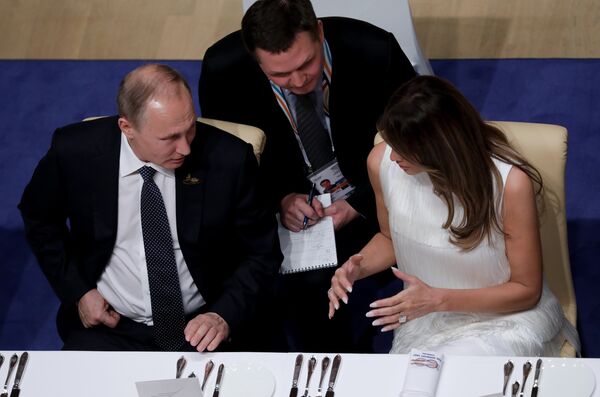Vladimir Poutine discute avec Melania Trump lors du sommet du G20 - Sputnik Afrique