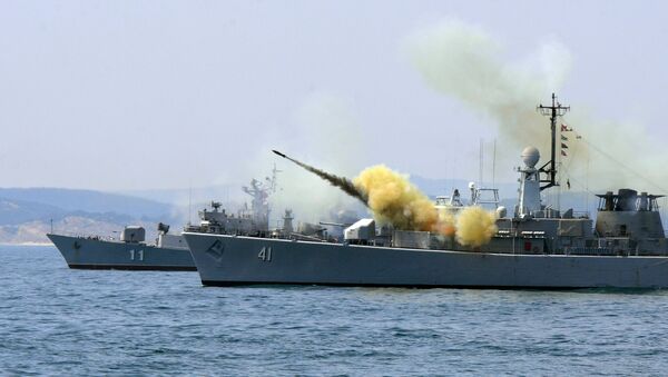 Un navire de la marine bulgare tir un missile anti-sous-marin lors des execices navales Sea Breeze 2014 - Sputnik Afrique