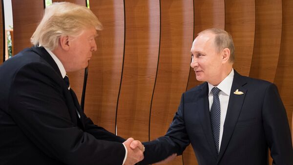 Poignée de main entre Poutine et Trump, le 7 juillet 2017 - Sputnik Afrique