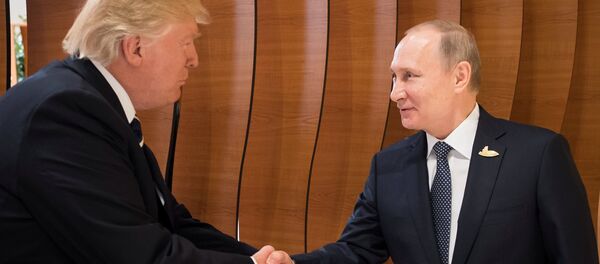 U.S. President Donald Trump and Russia's President Vladimir Putin shake hands during the G20 Summit in Hamburg, Germany in this still image taken from video, July 7, 2017 - Sputnik Afrique