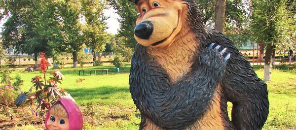 A sculpture of Masha and The Bear in Yelan. - Sputnik Afrique
