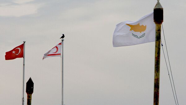 From the right to left, Cyprus,Turkish Cypriot state and Turkish flags - Sputnik Afrique