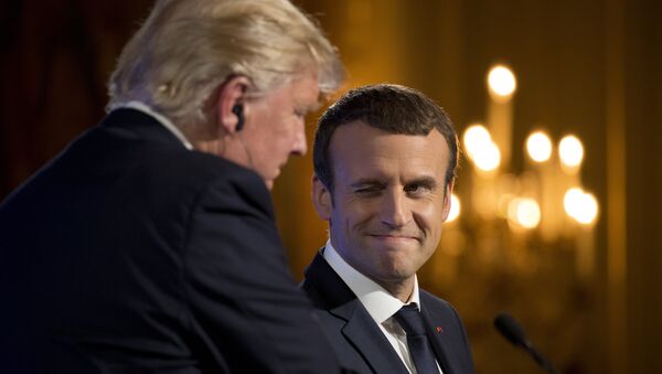 US Präsident Donald Trump und sein Kollege aus Frankreich Emmanuel Macron bei der Konferenz in Paris - Sputnik Afrique