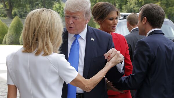 French President Emmanuel Macron, right, welcome First Lady Melania Trump while and his wife Brigitte, left, welcomes U.S President Donald Trump at Les Invalides museum in Paris Thursday, July 13, 2017. - Sputnik Afrique