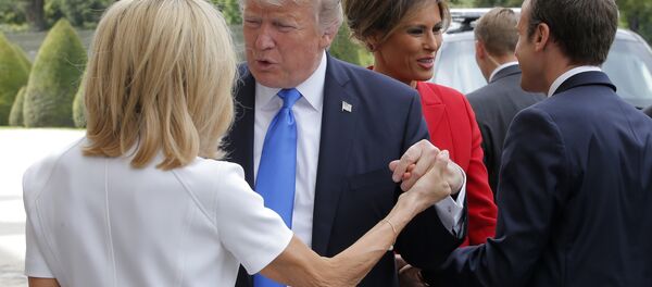 French President Emmanuel Macron, right, welcome First Lady Melania Trump while and his wife Brigitte, left, welcomes U.S President Donald Trump at Les Invalides museum in Paris Thursday, July 13, 2017. French President Emmanuel Macron, right, welcome First Lady Melania Trump while and his wife Brigitte, left, welcomes U.S President Donald Trump at Les Invalides museum in Paris Thursday, July 13, 2017. - Sputnik Afrique