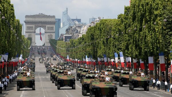Tanks roll down the Champs-Elysee avenue with the Arc de Triomphe in the background during the traditional Bastille Day military parade in Paris, France, July 14, 2017. - Sputnik Afrique