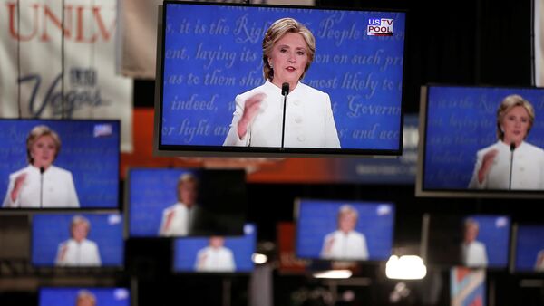 Democratic US presidential nominee Hillary Clinton is shown on TV monitors in the media filing room on the campus of University of Nevada, Las Vegas, during the last 2016 US presidential debate in Las Vegas, US., October 19, 2016. - Sputnik Afrique