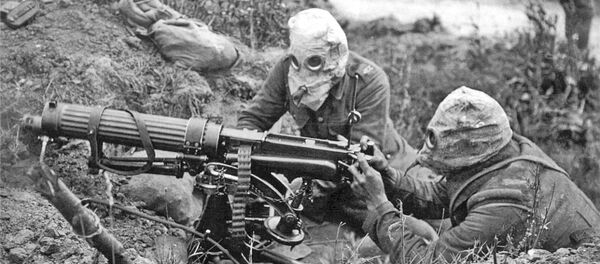 Vickers machine gun crew with gas masks - Sputnik Afrique