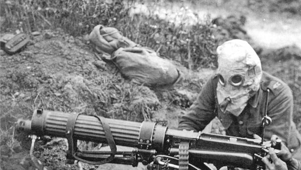 Vickers machine gun crew with gas masks - Sputnik Afrique