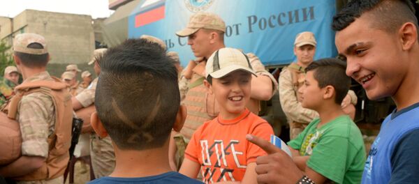 Une aide humanitaire russe distrubuée dans la province de Homs - Sputnik Afrique