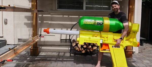 Les adultes, eux aussi, ont besoin de jouets! Et pourquoi pas d’un pistolet à eau géant? - Sputnik Afrique