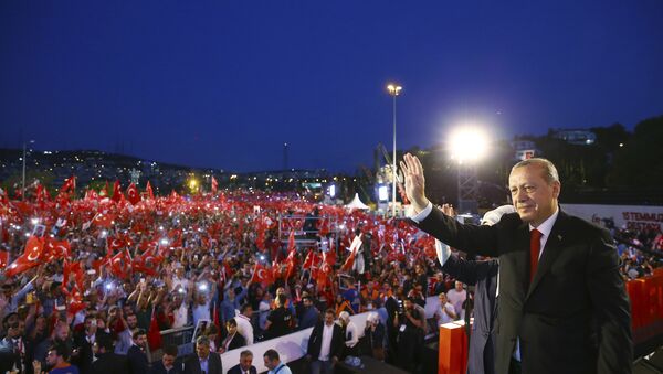 Türkischer Präsident Recep Tayyip Erdogan bei einer Gedenkfeier in Istanbul anlässlich des Jahrestages des Putschversuchs  - Sputnik Afrique