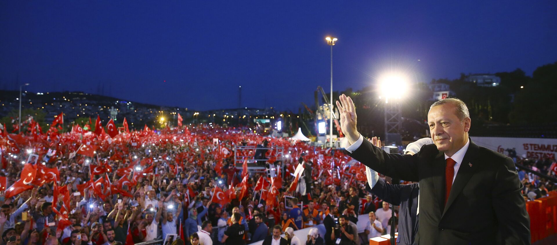 Türkischer Präsident Recep Tayyip Erdogan bei einer Gedenkfeier in Istanbul anlässlich des Jahrestages des Putschversuchs  - Sputnik Afrique, 1920, 25.05.2021