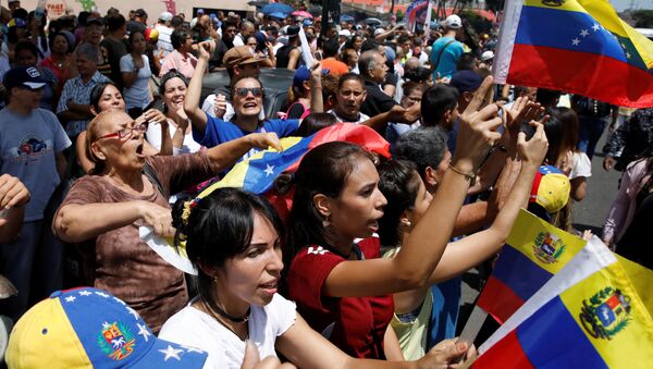 People chant slogans against Venezuela's President Nicolas Maduro - Sputnik Afrique