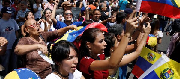 People chant slogans against Venezuela's President Nicolas Maduro - Sputnik Afrique