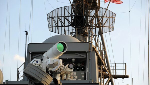 le système d'arme laser (LaWS) installé à bord du navire de transport amphibie américain USS Ponce. - Sputnik Afrique