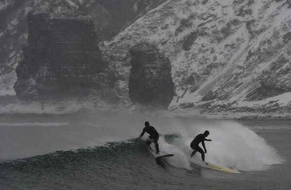 Vent, vagues, et -15 °: surf d’hiver sur le littoral russe du Pacifique - Sputnik Afrique
