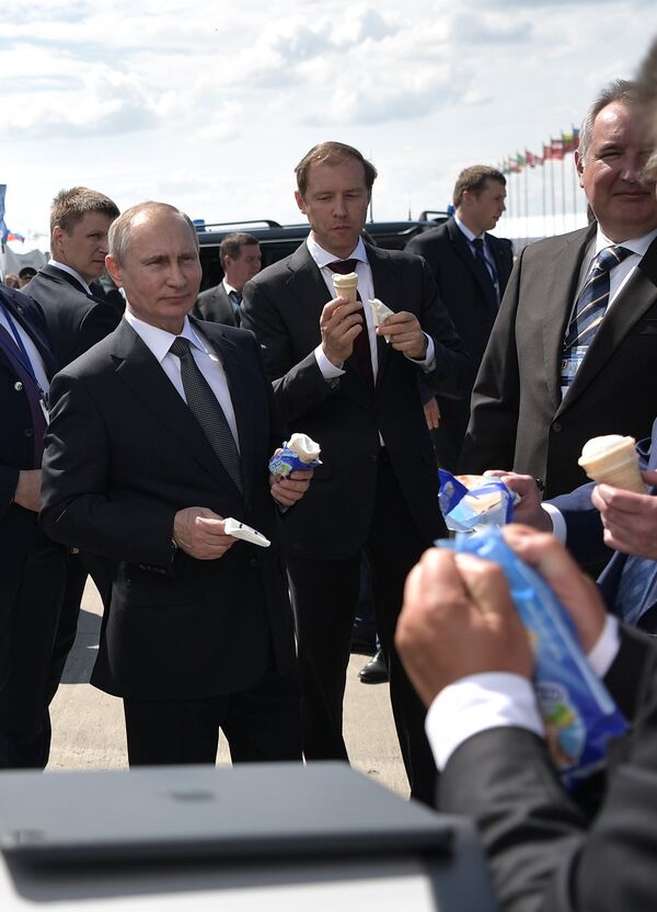 Vladimir Poutine au salon MAKS-2017 Vladimir Poutine au salon MAKS-2017 - Sputnik Afrique