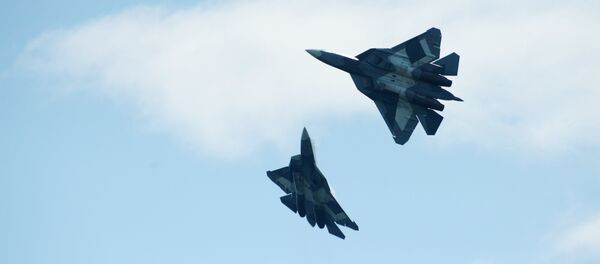 Истребители Т-50 выполняют демонстрационные полеты на Международном авиационно-космическом салоне МАКС-2017 в Жуковском. - Sputnik Afrique