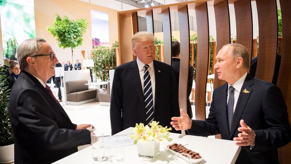 U.S. President Donald Trump, Russia's President Vladimir Putin and President of the European Commission Jean-Claude Juncker talk during the G20 Summit in Hamburg, Germany in this still image taken from video, July 7, 2017 - Sputnik Afrique