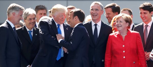From L-R, Belgium's King Philipe, Italian Prime Minister Paolo Gentiloni, U.S. President Donald Trump who shakes hands with French President Emmanuel Macron, NATO Secretary General Jens Stoltenberg, Dutch Prime Minster Mark Rutte, German Chancellor Angela Merkel, and Canada's Prime Minister Justin Trudeau gather with NATO member leaders to pose for a family picture before the start of their summit in Brussels, Belgium, May 25, 2017 From L-R, Belgium's King Philipe, Italian Prime Minister Paolo Gentiloni, U.S. President Donald Trump who shakes hands with French President Emmanuel Macron, NATO Secretary General Jens Stoltenberg, Dutch Prime Minster Mark Rutte, German Chancellor Angela Merkel, and Canada's Prime Minister Justin Trudeau gather with NATO member leaders to pose for a family picture before the start of their summit in Brussels, Belgium, May 25, 2017 - Sputnik Afrique